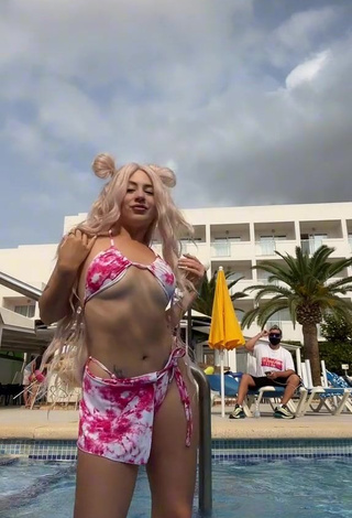 3. Irresistible Makeeva Shows Cleavage in Bikini at the Swimming Pool