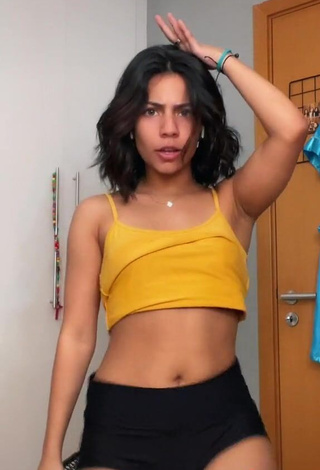 Irresistible Manu Heinze Shows Cleavage in Crop Top while doing Belly Dance