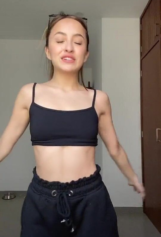 1. Irresistible Majo Gutiérrez Shows Cleavage in Black Crop Top