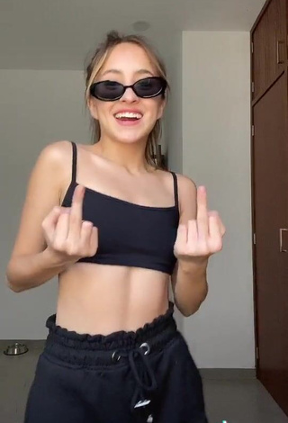 3. Irresistible Majo Gutiérrez Shows Cleavage in Black Crop Top