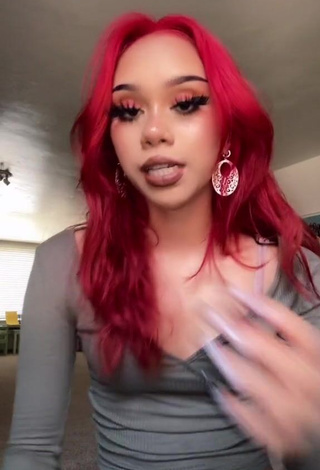 1. Erotic meowckenzie Shows Cleavage in Grey Crop Top