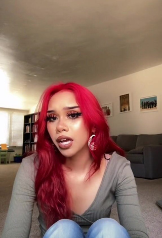 3. Erotic meowckenzie Shows Cleavage in Grey Crop Top