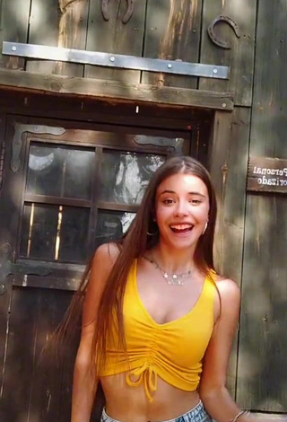 3. Captivating Nadia Vilaplana Shows Cleavage in Crop Top