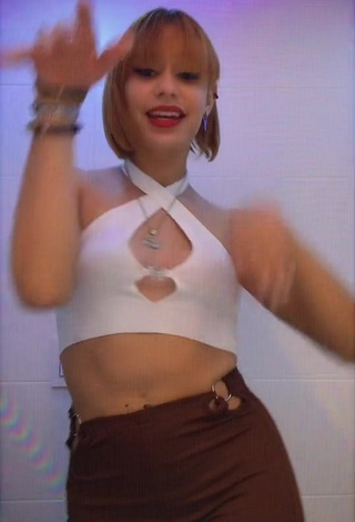 3. Captivating Nicol Gutiierrez Shows Cleavage in White Crop Top