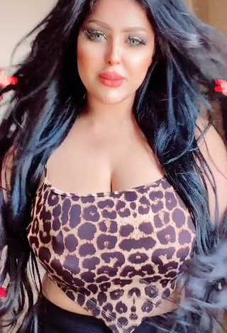 3. Erotic Salma Elshimy Shows Cleavage in Leopard Crop Top