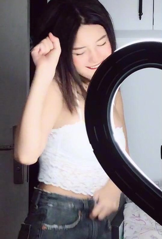 1. Erotic sevdoraa Shows Cleavage in White Crop Top