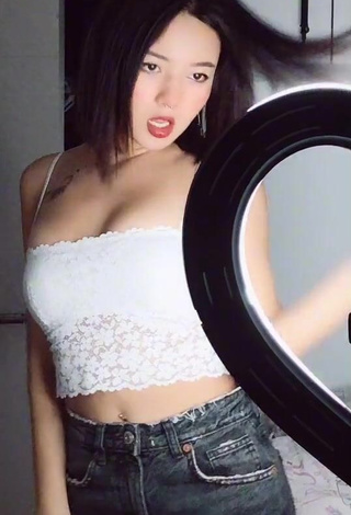 3. Erotic sevdoraa Shows Cleavage in White Crop Top
