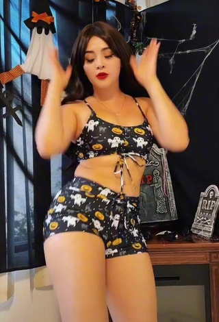 Sharon Shirley Looks Amazing in Crop Top