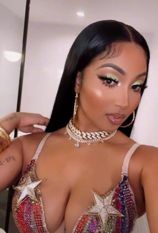 1. Irresistible Shenseea Shows Cleavage