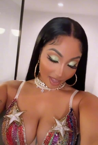 Irresistible Shenseea Shows Cleavage