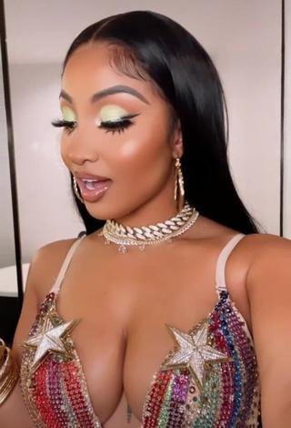 3. Irresistible Shenseea Shows Cleavage