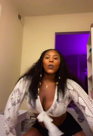 Adorable Skaibeauty Shows Cleavage in Seductive Crop Top