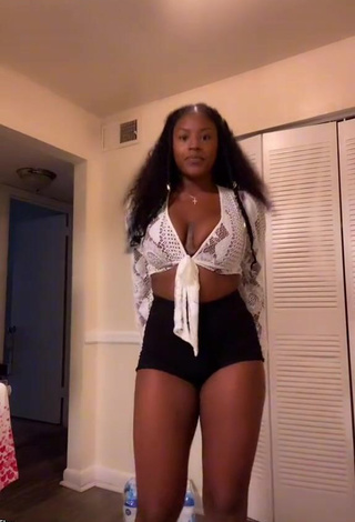 1. Breathtaking Skaibeauty Shows Cleavage in Crop Top