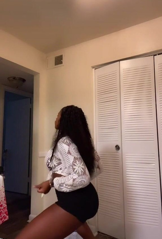 3. Breathtaking Skaibeauty Shows Cleavage in Crop Top