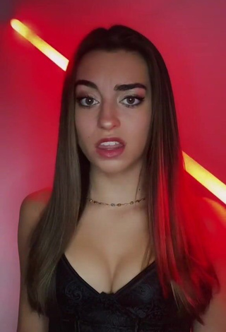 3. Captivating Léa Martinez Shows Cleavage