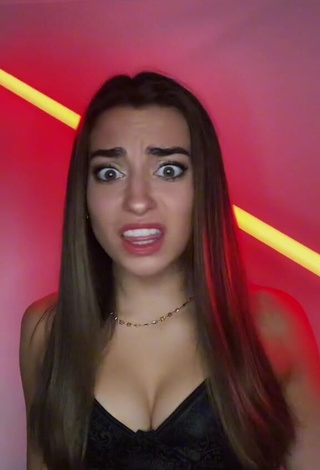 3. Cute Léa Martinez Shows Cleavage