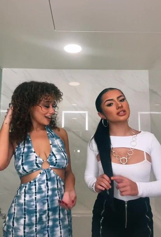 1. Alluring Talia Jackson Shows Cleavage
