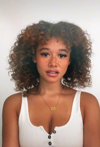 Irresistible Talia Jackson Shows Cleavage in White Crop Top