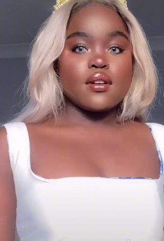 3. Cute Tatenda Elizabeth Shows Cleavage