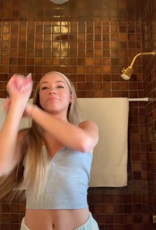 3. Captivating Lucy Wollersheim Shows Cleavage in Blue Crop Top and Bouncing Tits