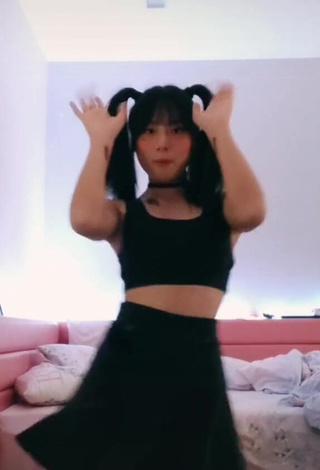 Irresistible zhi.binggg in Black Crop Top