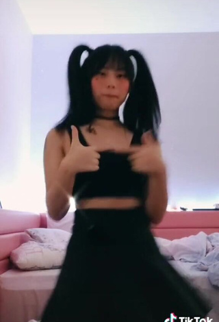 3. Irresistible zhi.binggg in Black Crop Top