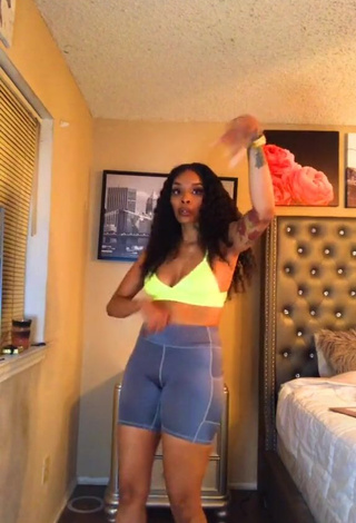 1. Irresistible Diandra Shows Cleavage in Light Green Crop Top and Bouncing Boobs