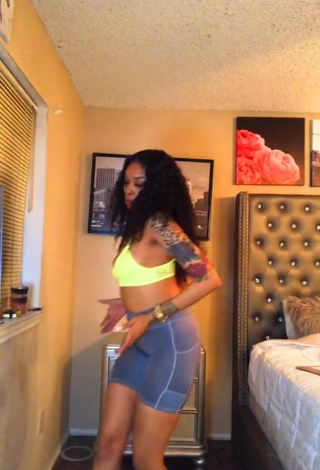 Irresistible Diandra Shows Cleavage in Light Green Crop Top and Bouncing Boobs