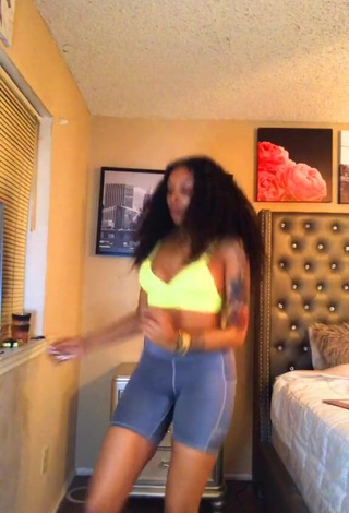 3. Irresistible Diandra Shows Cleavage in Light Green Crop Top and Bouncing Boobs