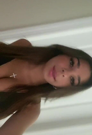 1. Amazing alexuh1 Shows Cleavage