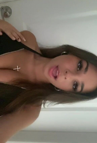 3. Amazing alexuh1 Shows Cleavage