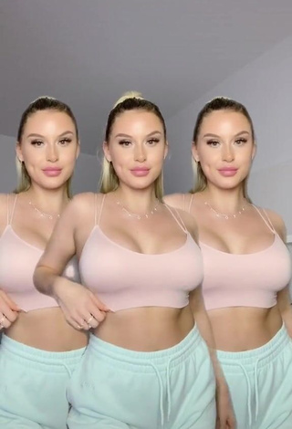 1. Antonia Rot Looks Fine in Beige Crop Top