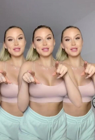 Antonia Rot Looks Fine in Beige Crop Top