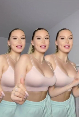 3. Antonia Rot Looks Fine in Beige Crop Top