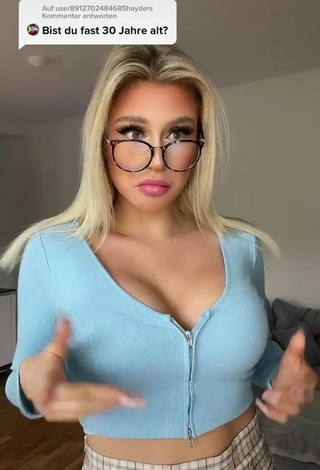 Antonia Rot Looks Pretty in Blue Crop Top
