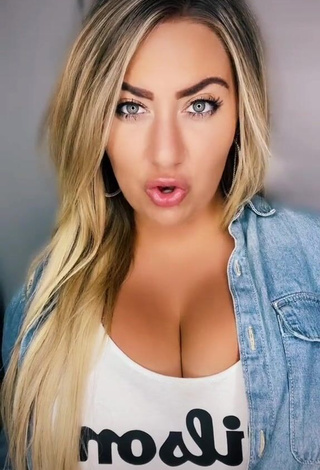 1. Irresistible ashzash Shows Cleavage