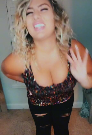 1. Erotic ashzash Shows Cleavage in Tank Top