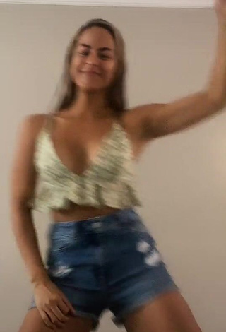 Hot Kimberly Shows Cleavage in Floral Crop Top and Bouncing Tits