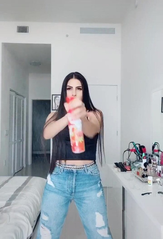 3. Erotic Clauditaa.montes Shows Cleavage in Black Crop Top