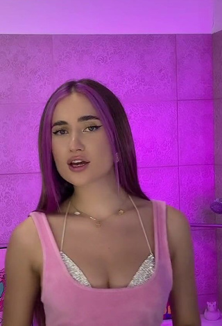 Erotic Dasha Dzhakeli Shows Cleavage in Pink Crop Top