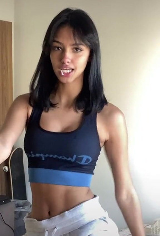 3. Erotic Maria Eduarda de Matos Barbosa Shows Cleavage in Crop Top and Bouncing Tits