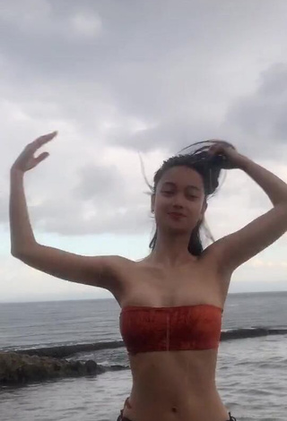 1. Erotic Gerlyn Severa Shows Cleavage in Bikini in the Sea