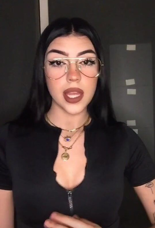 1. Irresistible Houda1212 Shows Cleavage