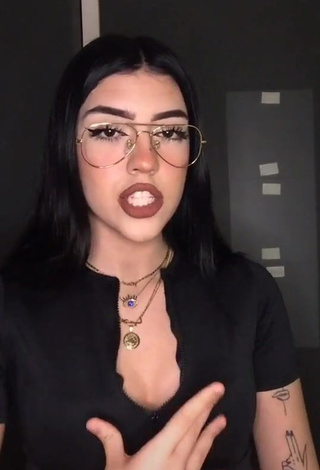 3. Irresistible Houda1212 Shows Cleavage