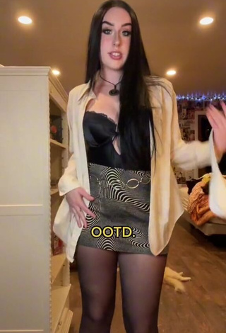 Pretty Bunny Bispo Shows Cleavage and Bouncing Boobs