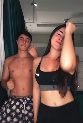 Captivating Irmãos Barbieri Shows Cleavage in Crop Top