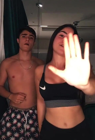 3. Captivating Irmãos Barbieri Shows Cleavage in Crop Top