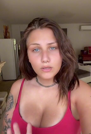 3. Erotic Justinee_olv Shows Cleavage