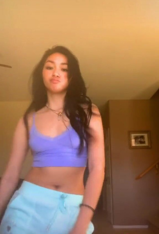 3. Erotic Kailey Amora Shows Cleavage in Blue Crop Top