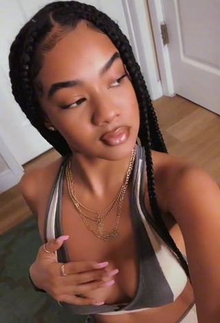 3. Sweetie K'lian Ariah Shows Cleavage in Crop Top